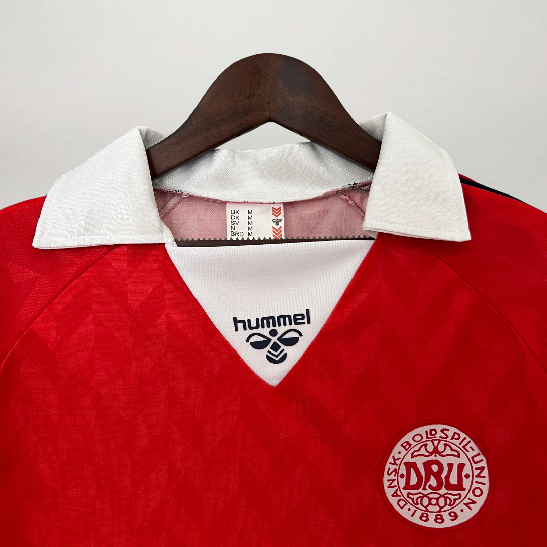 Close-up_texture_maglia_Danimarca_home_1988_con_pattern_geometrico_rosso.png