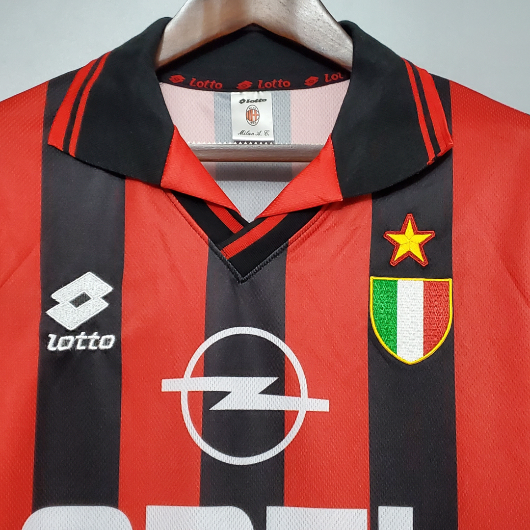 Colletto_classico_maglia_Milan_anni_90_design_retro_calcio_italiano_5506bd21-9243-4448-a74a-1c9f75829cd1.png