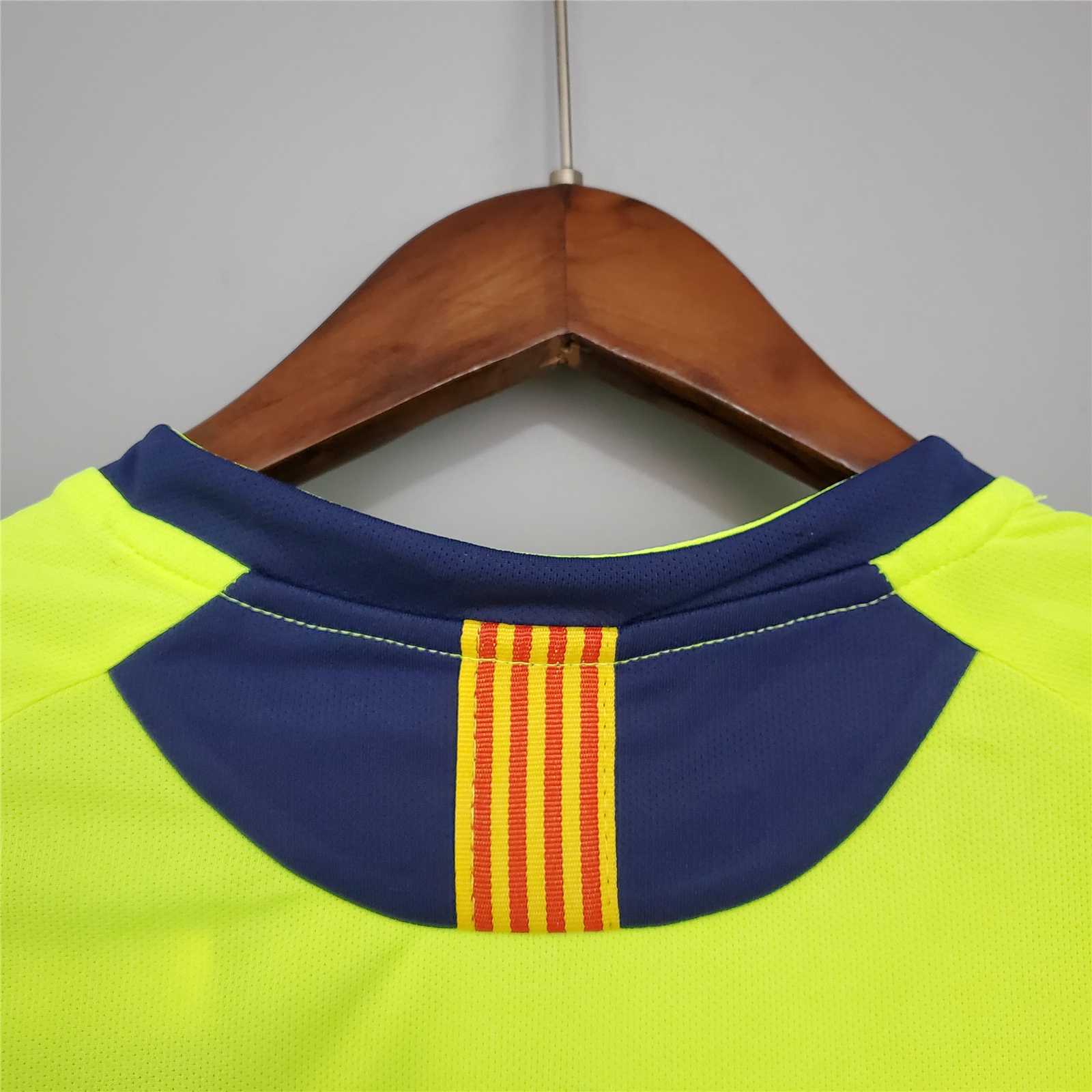 Colletto_maglia_Barcellona_2005_06_away_con_dettaglio_blaugrana.jpg