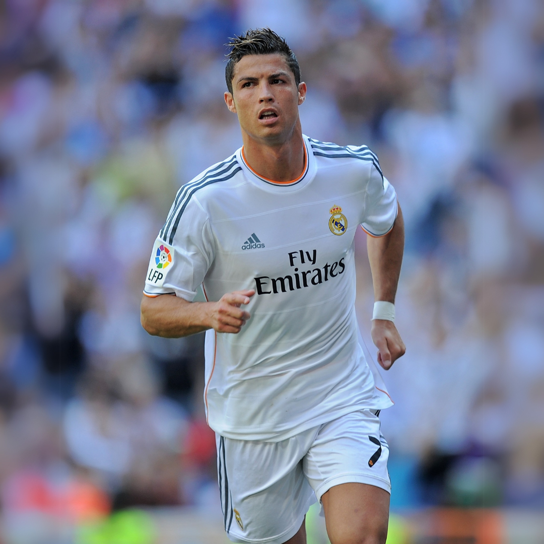 Cristiano_Ronaldo_Real_Madrid_2013_14_con_maglia_home_durante_partita.png