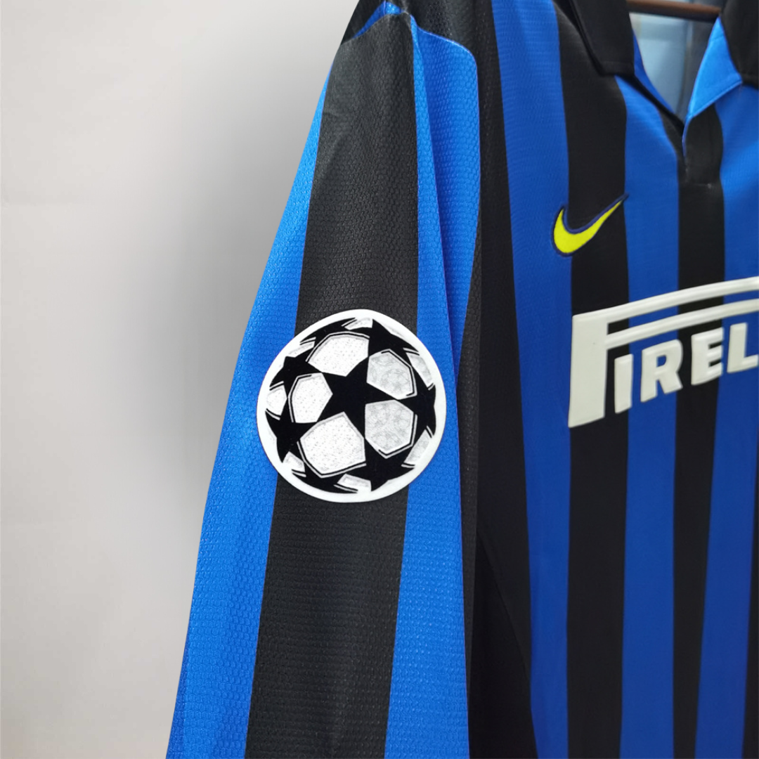 Dettaglio_2_della_manica_lunga_e_della_trama_del_tessuto_nerazzurro_vintage._e00d1eee-03fc-402d-8671-c920096c6bb5.png
