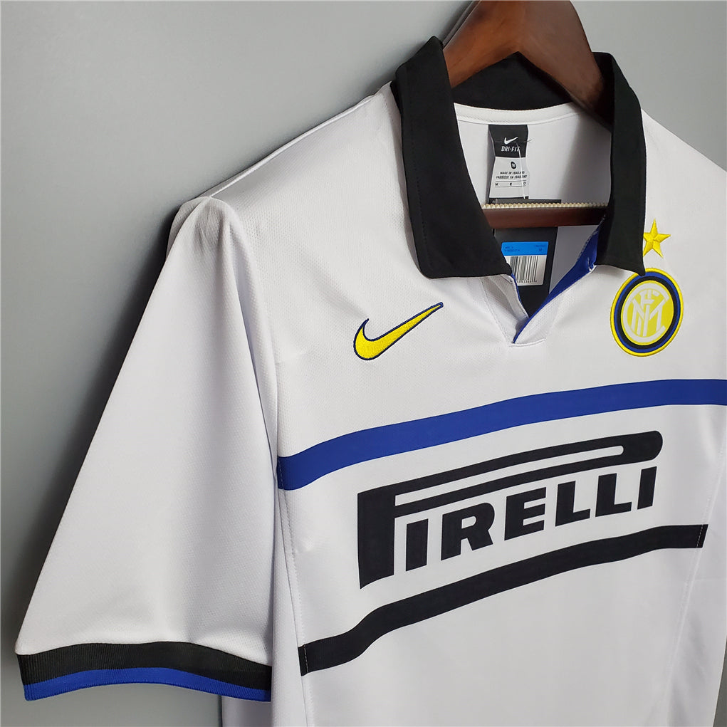 Dettaglio_colletto_nerazzurro_su_maglia_da_trasferta_bianca_Inter_1998_99._a5e2df37-36ee-4c8a-96de-bb3615a67c4b.jpg