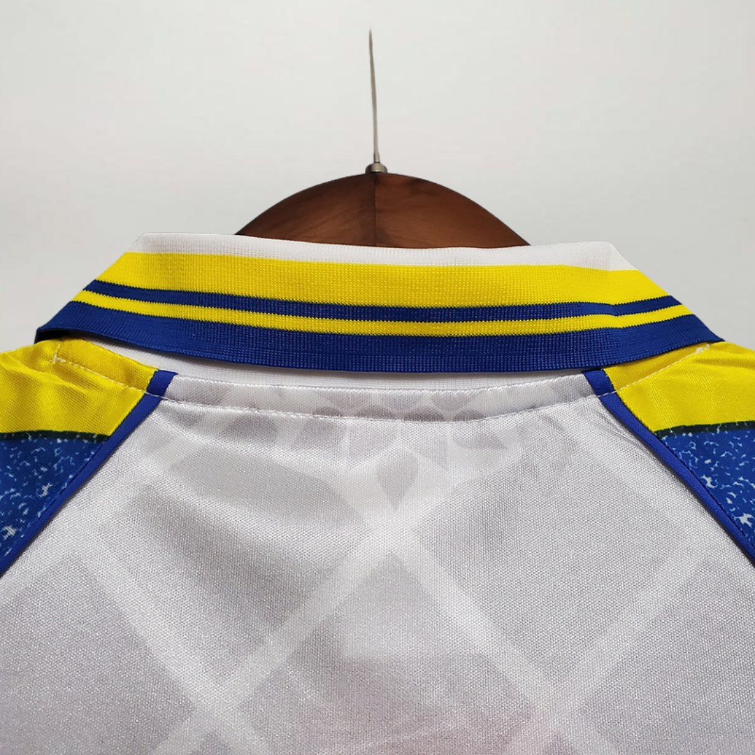 Dettaglio_colletto_polo_bianco_con_righe_giallo_blu_maglia_Parma_1995.png