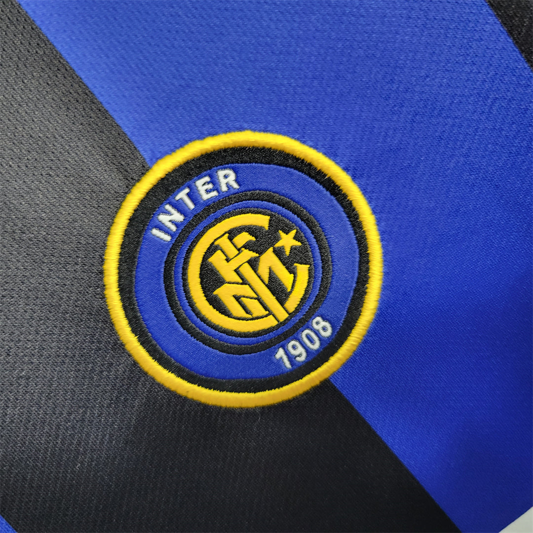 Dettaglio_del_LOGO_a_polo_nero_e_trama_del_tessuto_vintage_Inter_1999.jpg