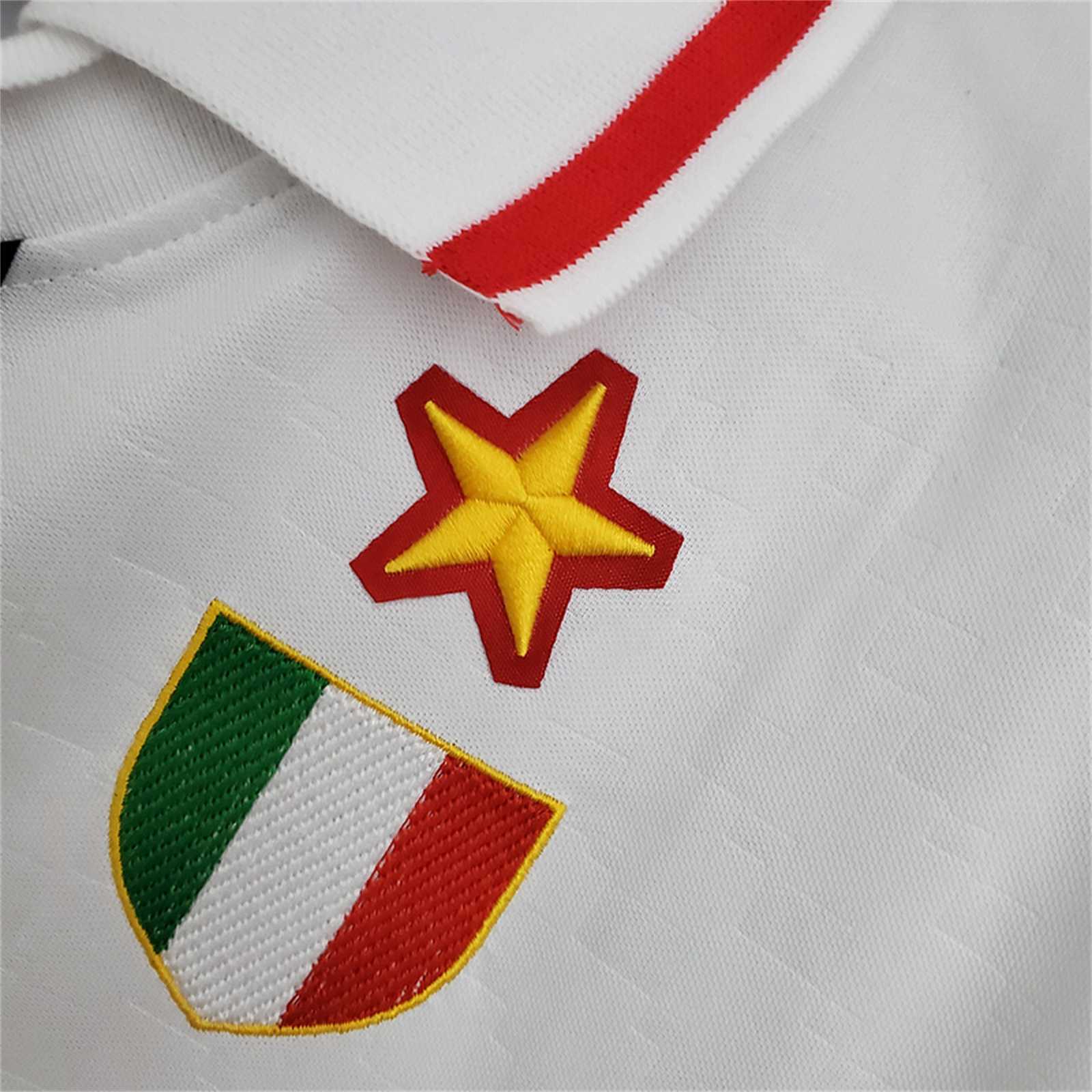 Dettaglio_del_colletto_a_polo_bianco_e_dello_Scudetto_ricamato_su_kit_Milan_1996_97._c8b311fe-3b0f-4c73-8f5b-2ab4d50f612a.jpg
