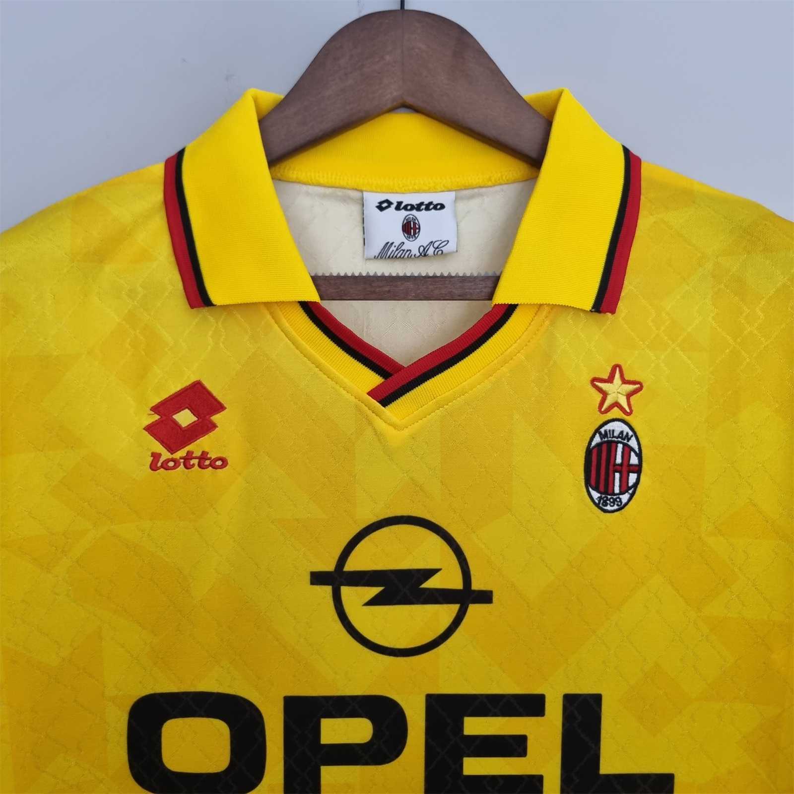 Dettaglio_del_colletto_e_della_trama_del_tessuto_della_terza_maglia_Milan_1995_96._4f2957dd-a081-4abe-ad96-8812327a9e94.jpg
