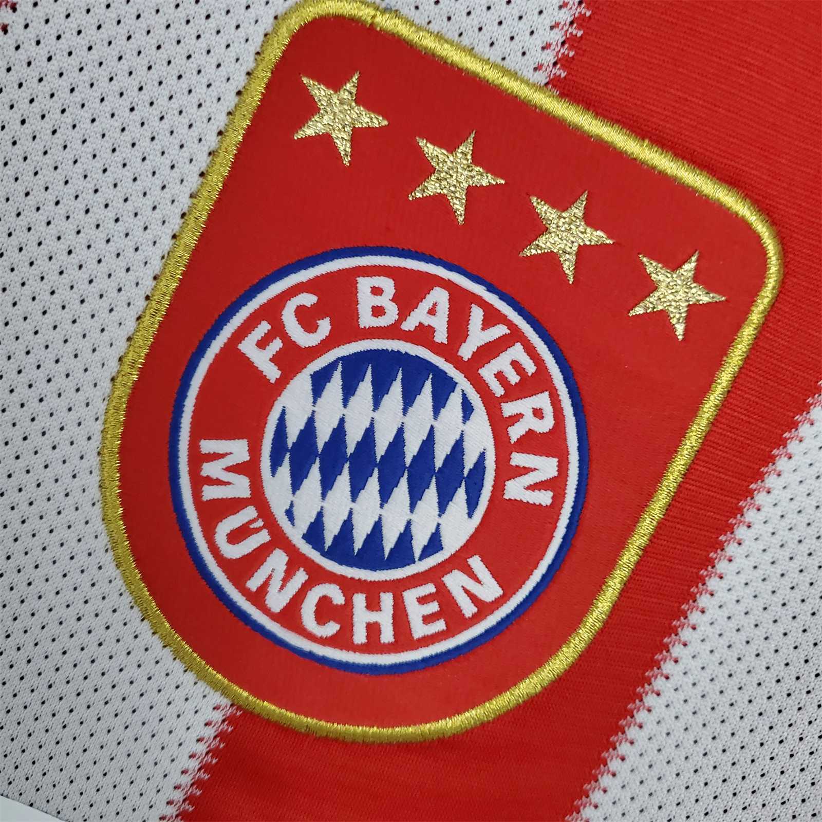 Dettaglio_del_ricamo_dello_stemma_del_club_Bayern_Monaco_con_le_quattro_stelle_dorate_sulla_maglia_home_2010_11.jpg