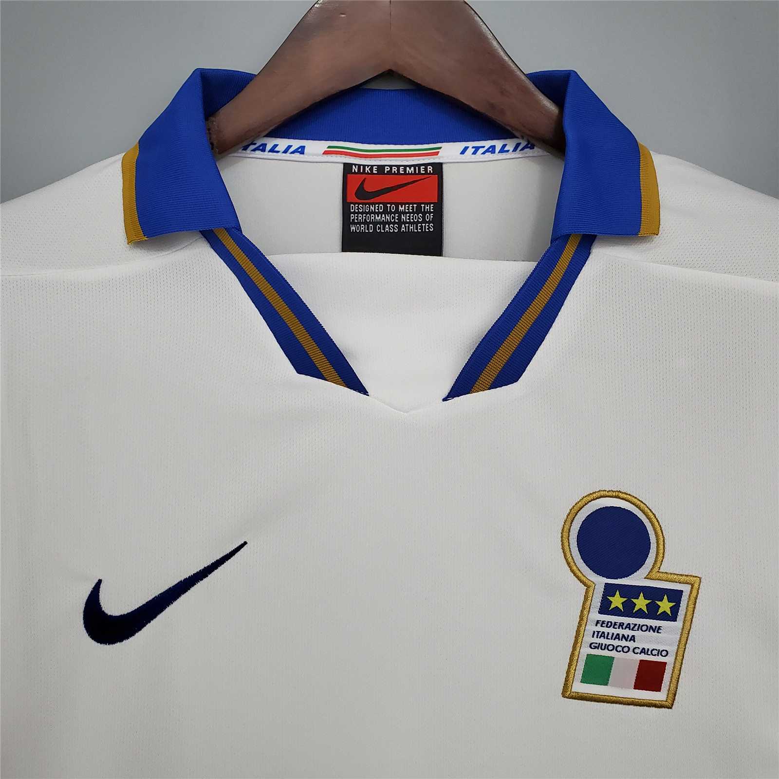 Dettaglio_del_ricamo_dorato_sul_colletto_e_stemma_Italia_1996.jpg