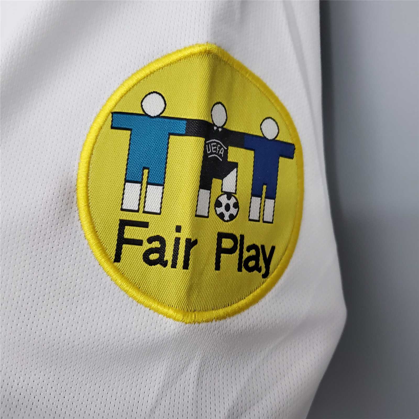 Dettaglio_del_ricamo_fair_play_dorato_sulla_manica_e_stemma_Italia_1996.jpg