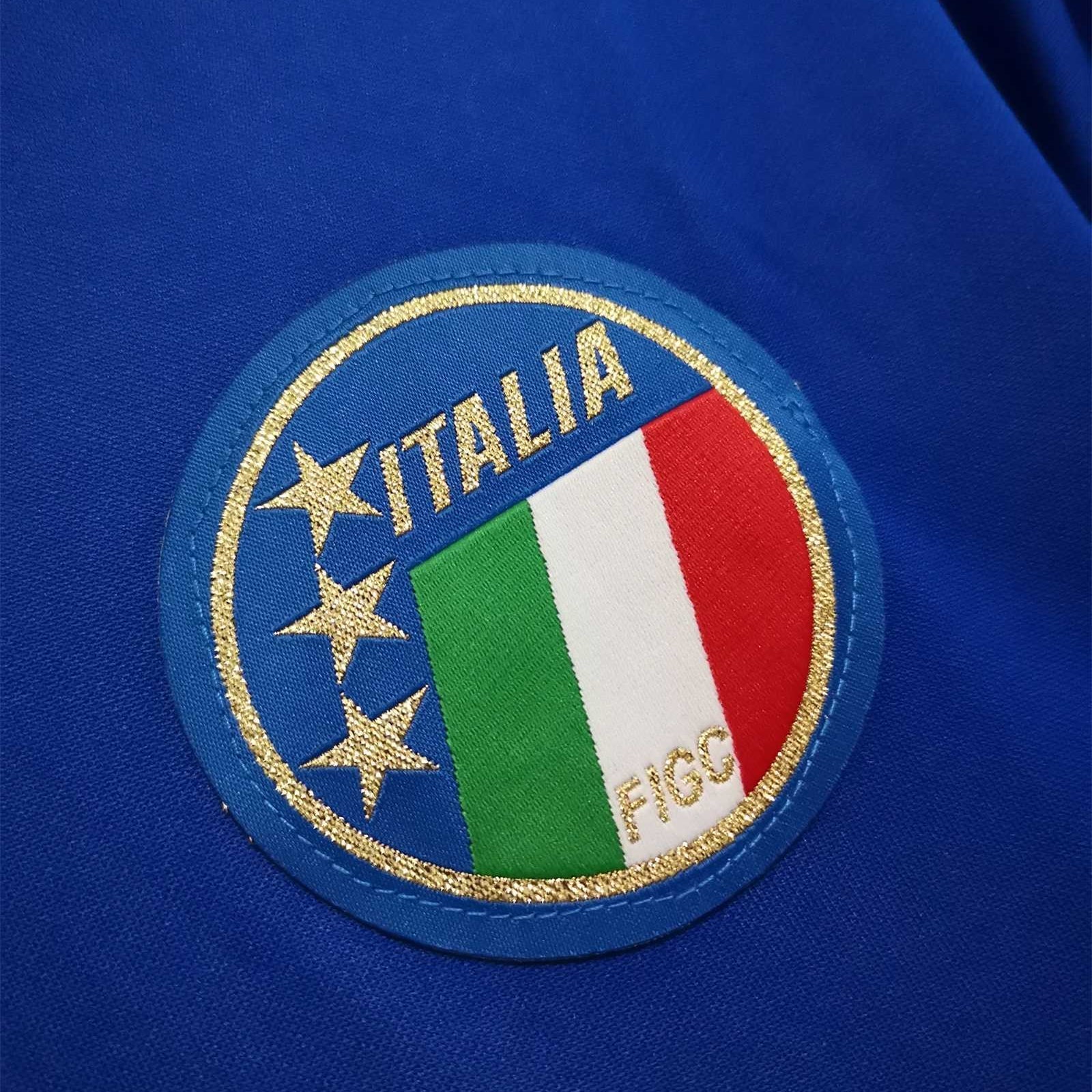 Dettaglio_del_ricamo_tricolore_sul_colletto_e_stemma_Italia_1990._c530749c-61ce-4175-8b5d-026b1e9aaa49.jpg