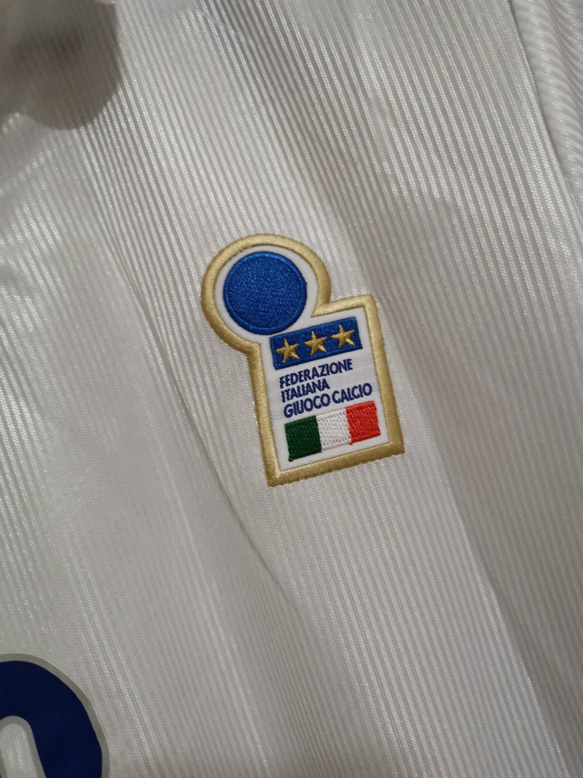 Dettaglio_del_tessuto_bianco_e_del_ricamo_dello_stemma_Italia_1998.jpg