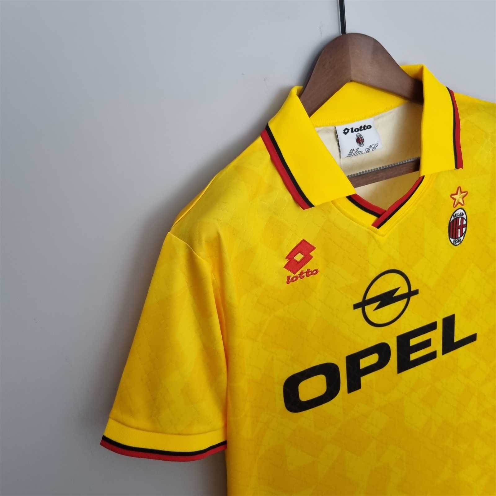 Dettaglio_del_tessuto_della_terza_maglia_Milan_1995_96._d76ab75d-0f58-4218-933b-24dd461e51b6.jpg