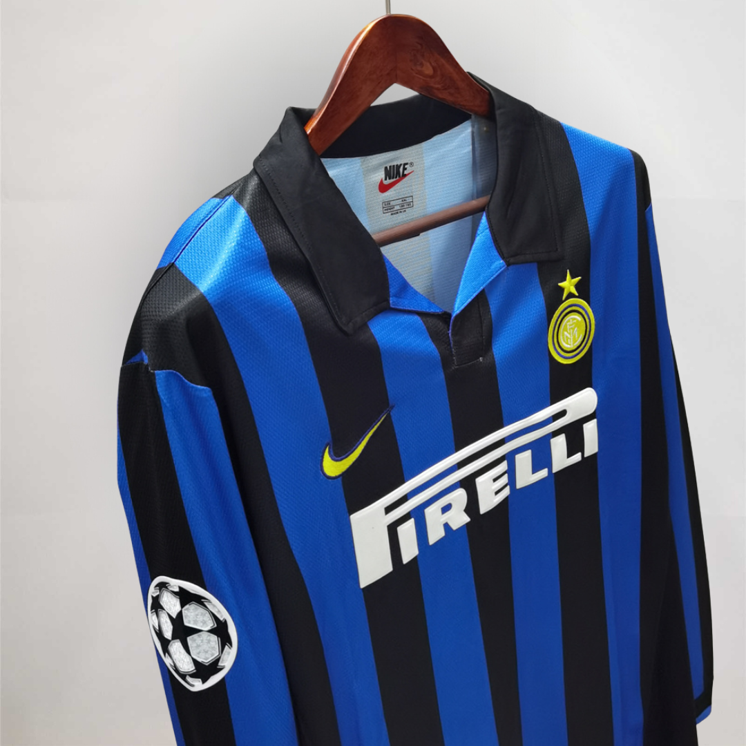 Dettaglio_della_manica_lunga_e_della_trama_del_tessuto_nerazzurro_vintage.png