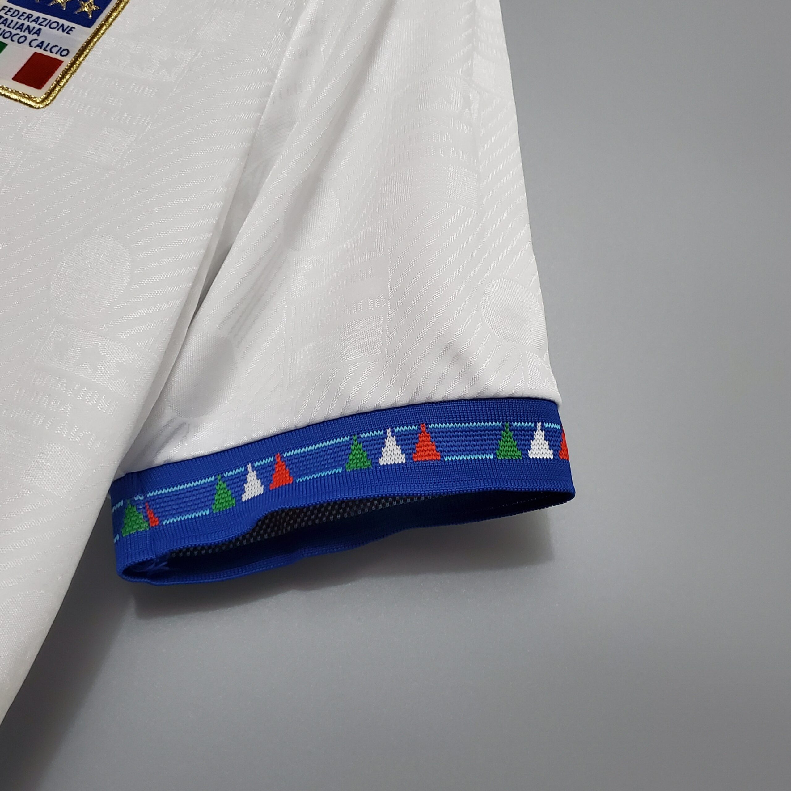Dettaglio_della_trama_jacquard_bianca_e_del_ricamo_tricolore_Italia_1994._c46a3c8c-4674-46c6-94eb-77a98446f922.jpg