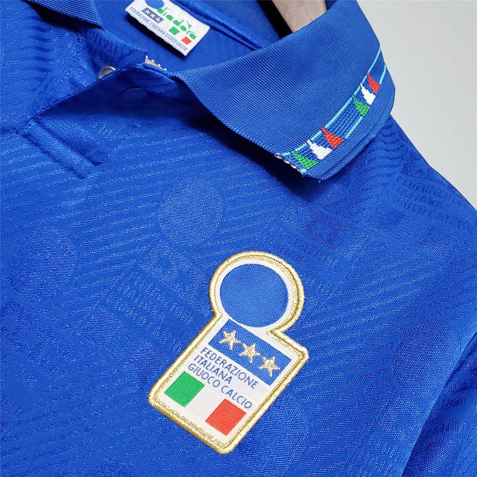 Dettaglio_della_trama_jacquard_e_del_ricamo_tricolore_LOGO_Italia_1994._b3924627-1bfa-4caa-a8bd-3ce2ebd4de71.jpg