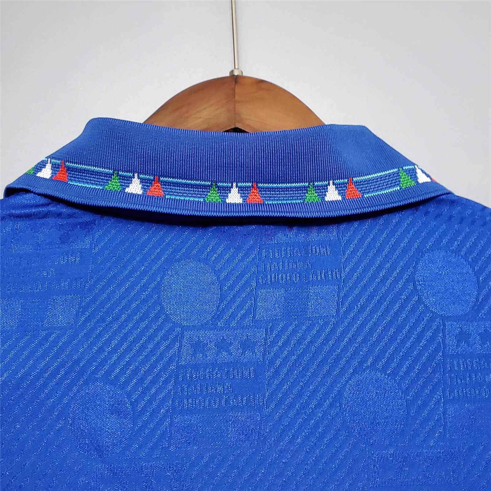 Dettaglio_della_trama_jacquard_e_del_ricamo_tricolore_colletto_Italia_1994.jpg
