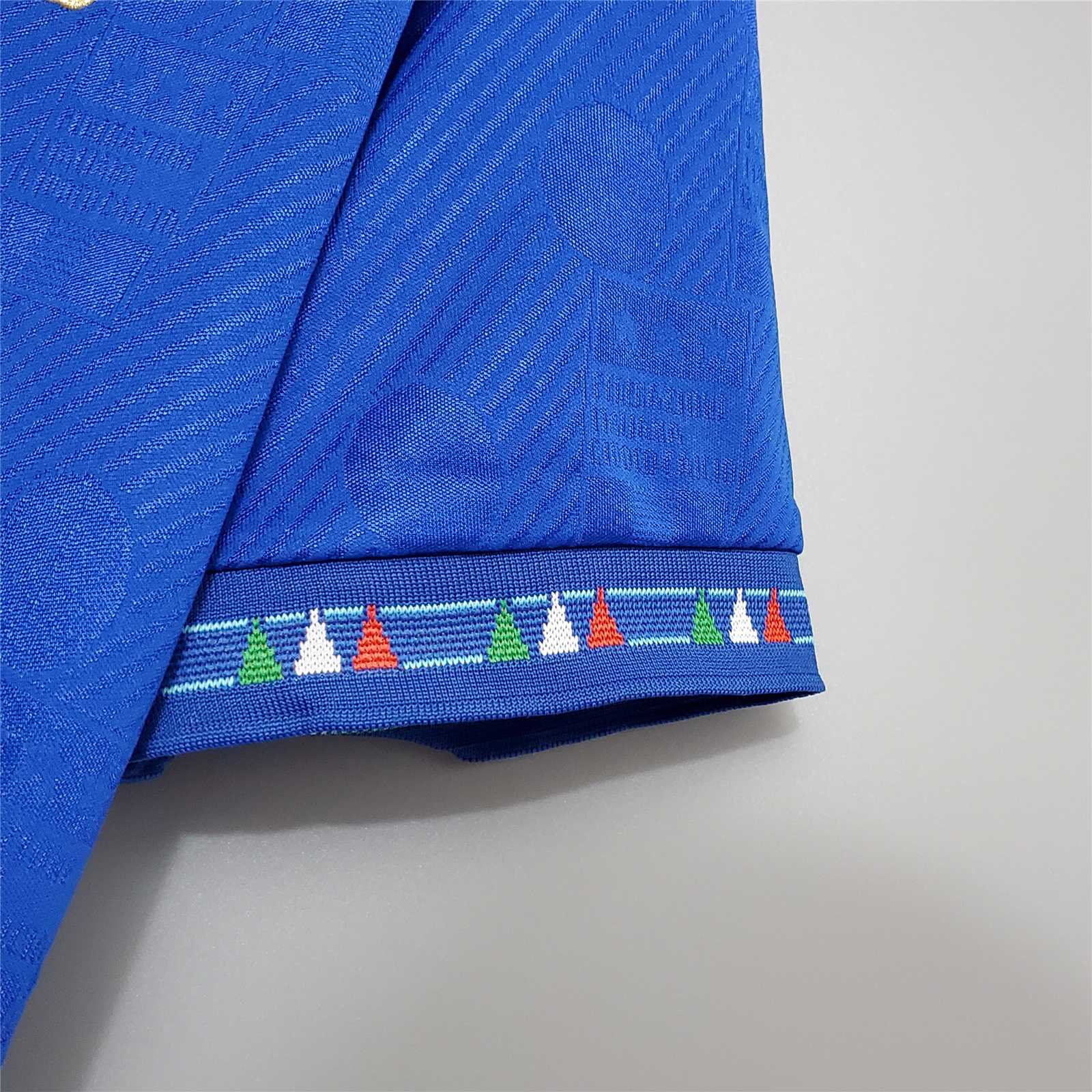 Dettaglio_della_trama_jacquard_e_del_ricamo_tricolore_maniche_Italia_1994.jpg