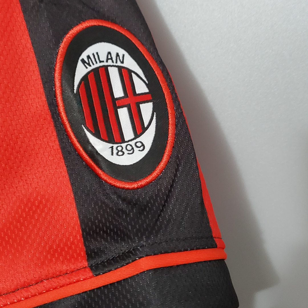 Dettaglio_dello_stemma_del_Milan_con_stella_dorata_e_patch_Scudetto_tricolore._91b5684c-5def-4322-832f-3c75049f5eca.png