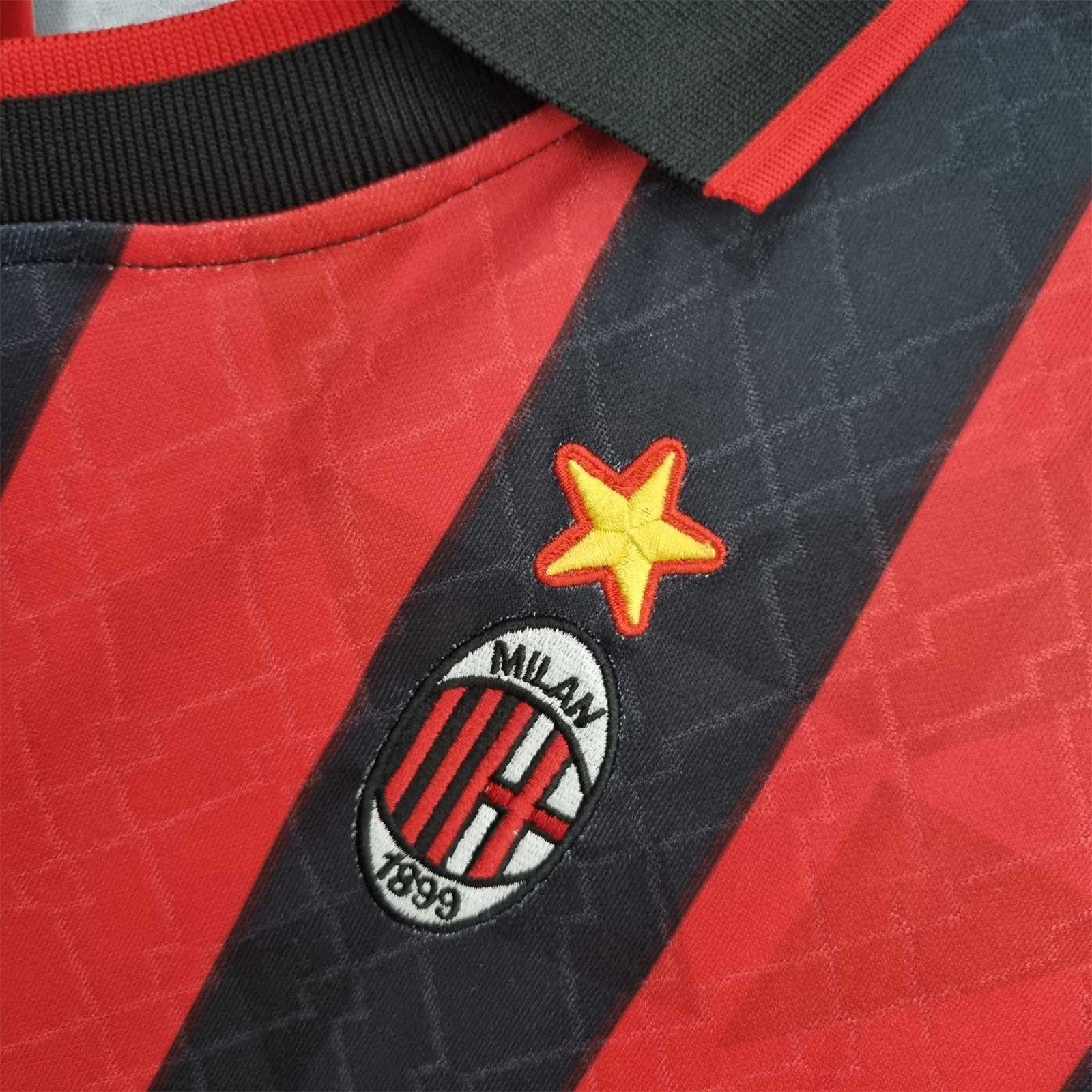 Dettaglio_dello_stemma_del_Milan_con_stella_dorata_su_tessuto_a_strisce_rosse_e_nere.jpg