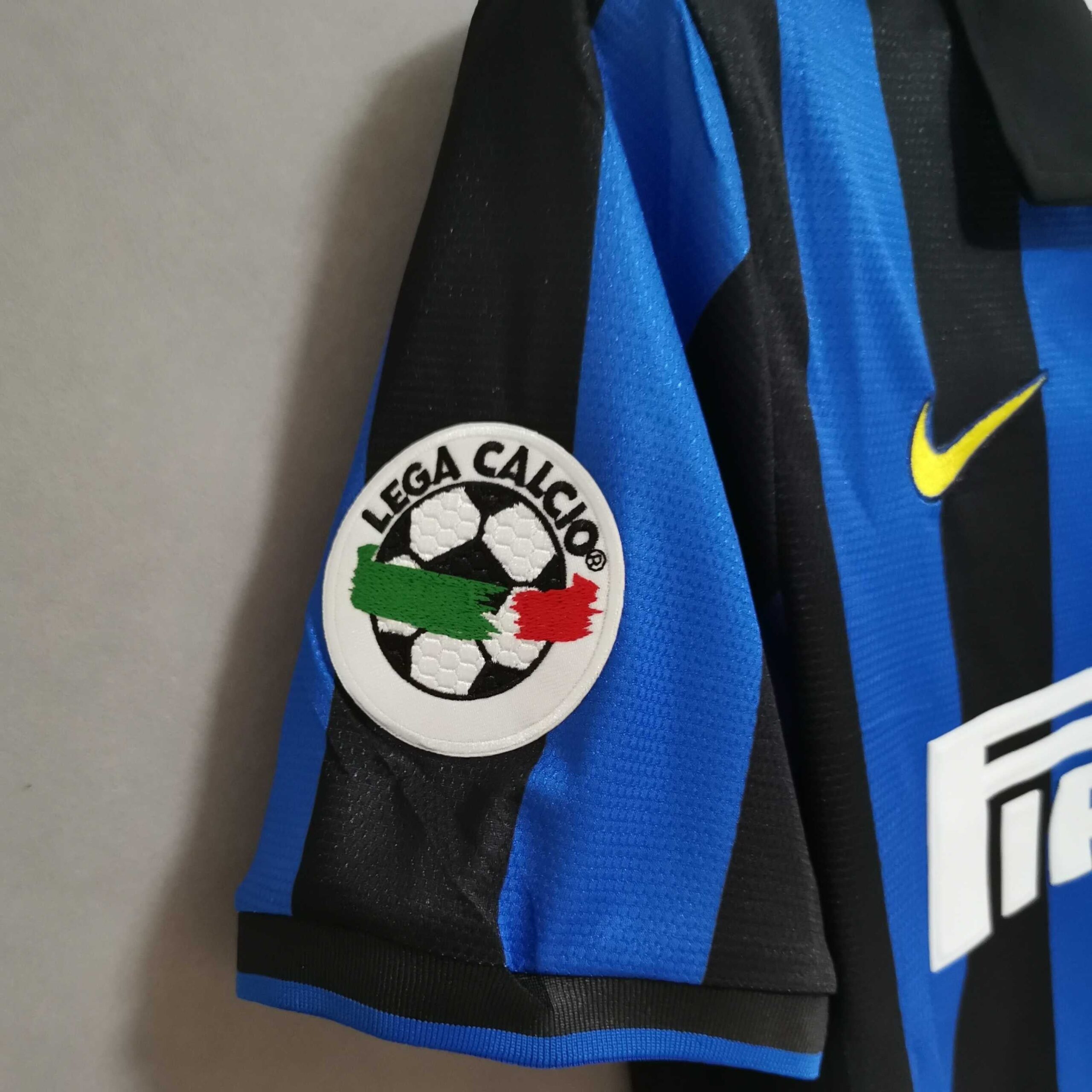 Dettaglio_dello_stemma_dell_Inter_con_stella_e_trama_del_tessuto_vintage_1998._fa0b594e-4ea4-4d61-9af8-72b3f7f59299.jpg