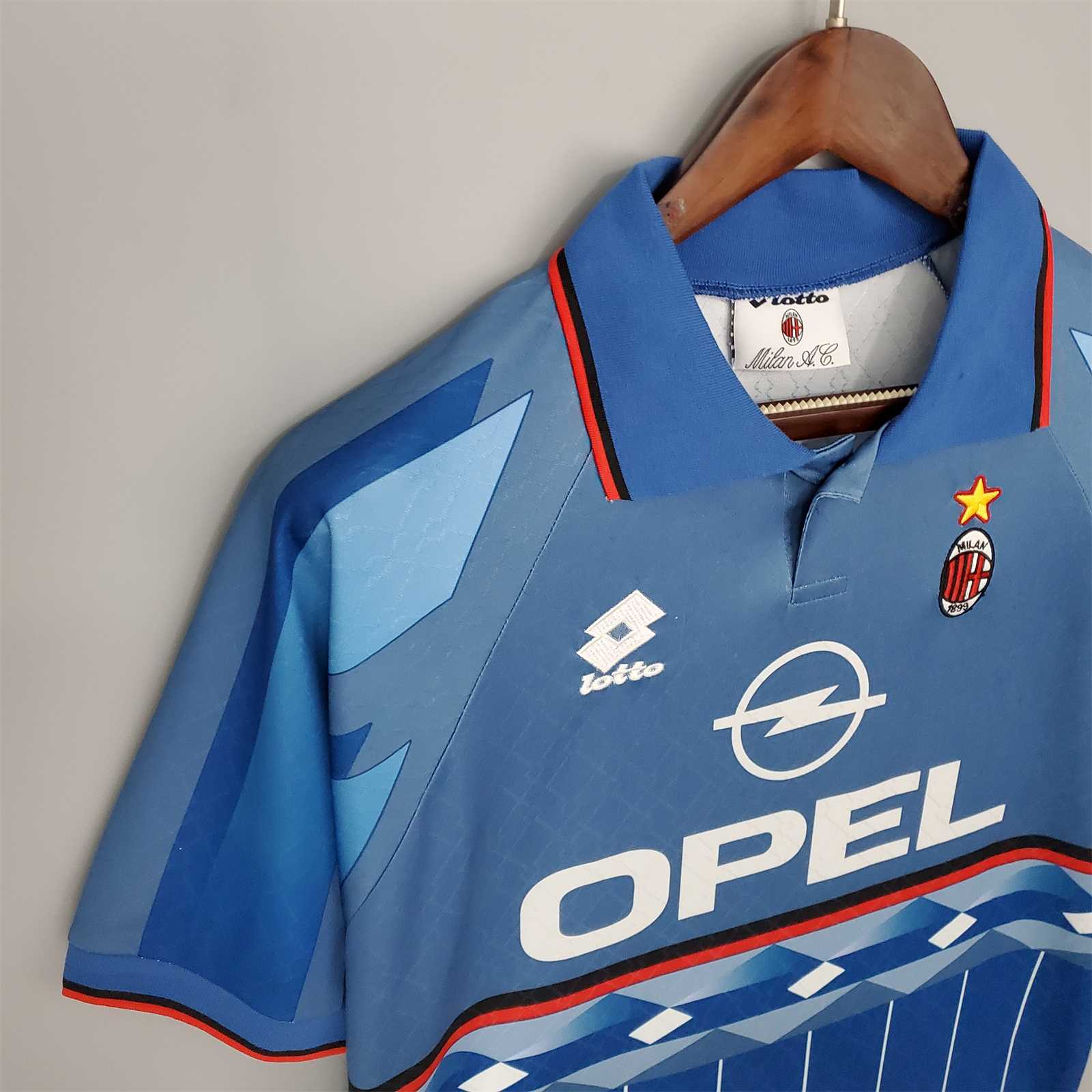Dettaglio_frontale_kit_vintage_blu_Milan_1995_96_con_colletto_a_polo_e_trame_verticali.jpg