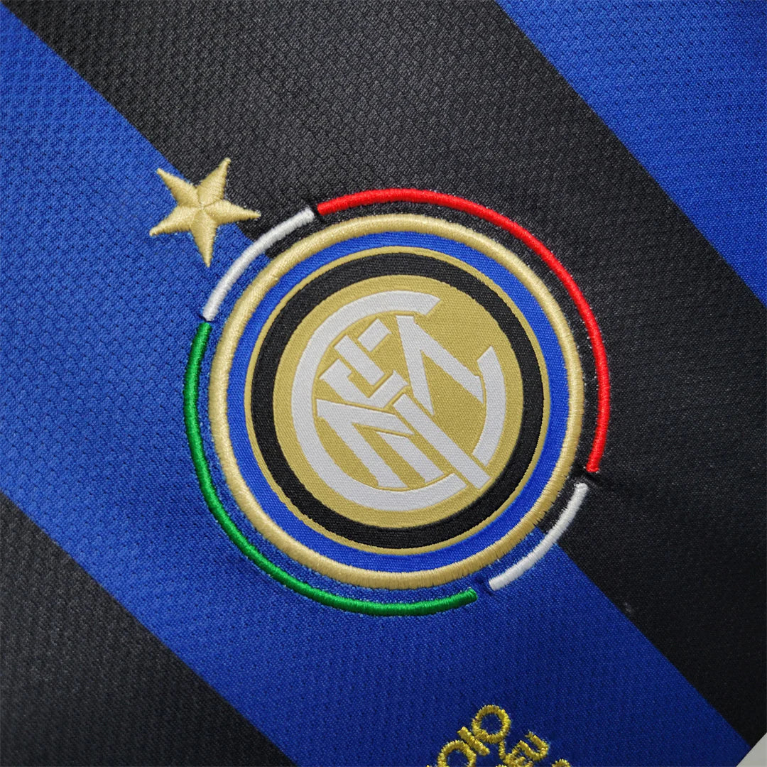Dettaglio_logo_Inter_su_maglia_2009_10.jpg