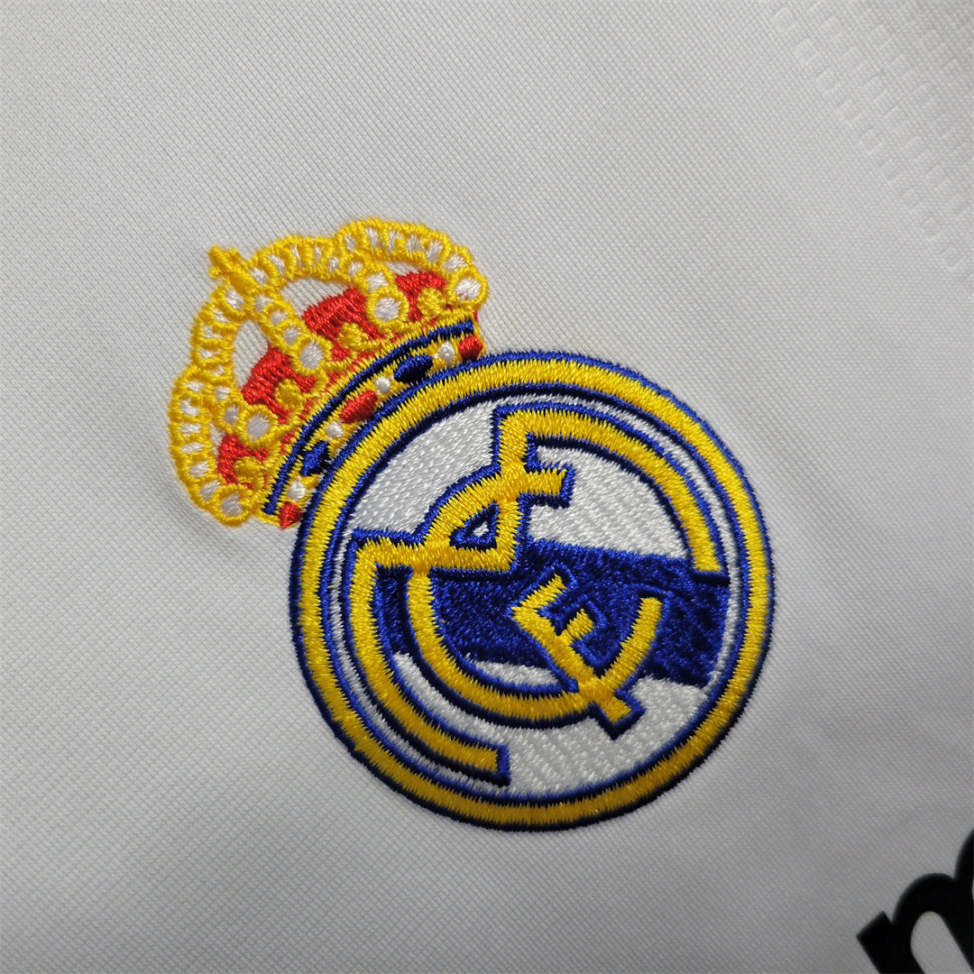 Dettaglio_logo_Real_Madrid_su_maglia_2009_10.jpg