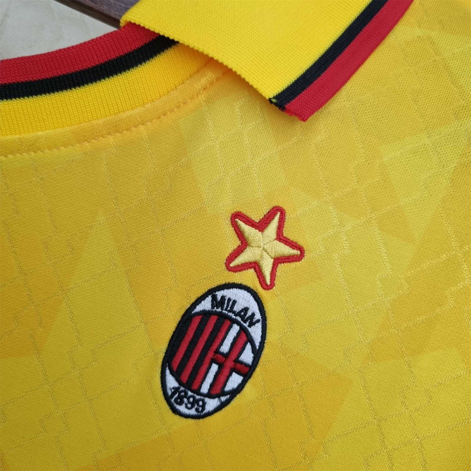 Dettaglio_logo_della_terza_maglia_Milan_1995_96._0586741f-fd4f-4d7e-b535-f88edb9161ae.jpg