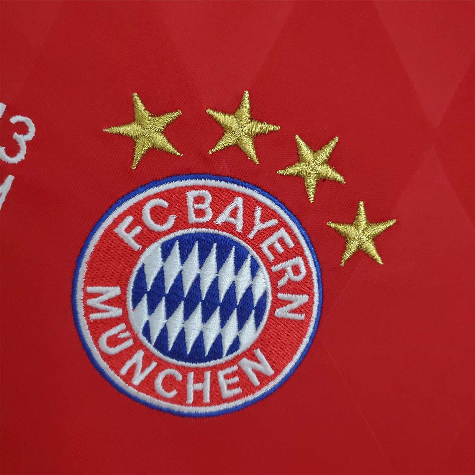 Dettaglio_logo_maglia_Bayern_Monaco_UCL_2013_14.jpg