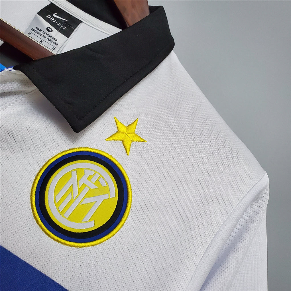 Dettaglio_logo_nerazzurro_su_maglia_da_trasferta_bianca_Inter_1998_99.jpg