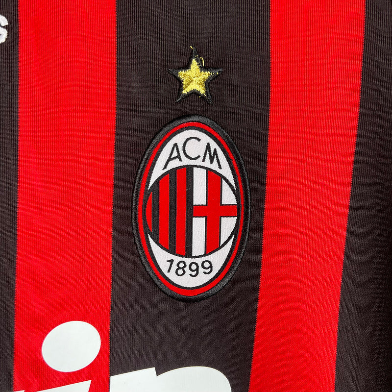 Dettaglio_maglia_Milan_2008_09_stemma_club_e_tessuto_rossonero_02d857ee-bd88-4cf1-be41-47940f68e6ab.jpg