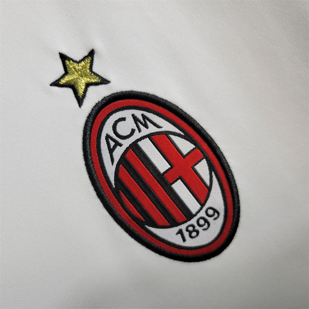 Dettaglio_maglia_Milan_2009_10_stemma_club_e_dettagli_rossoneri.jpg