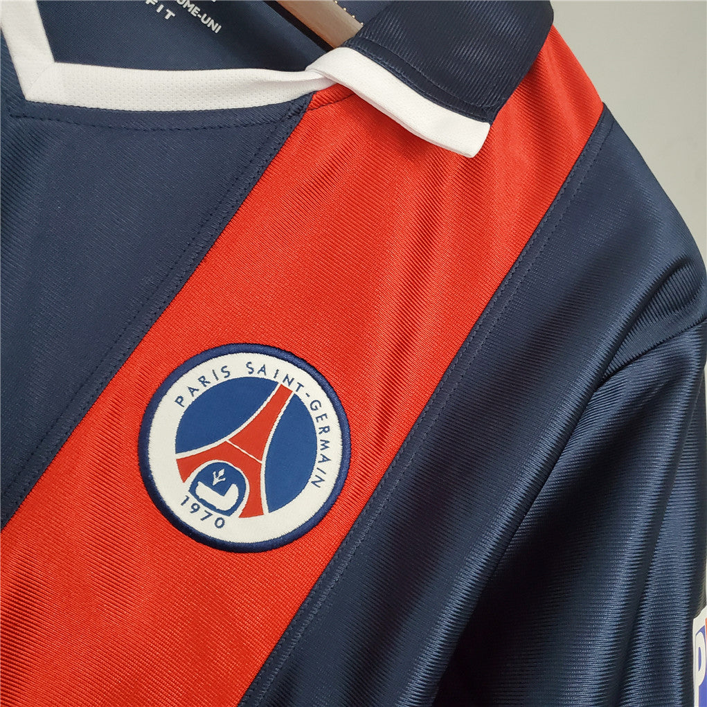 Dettaglio_maglia_PSG_2001_02_stemma_club_e_banda_centrale_rossa.jpg