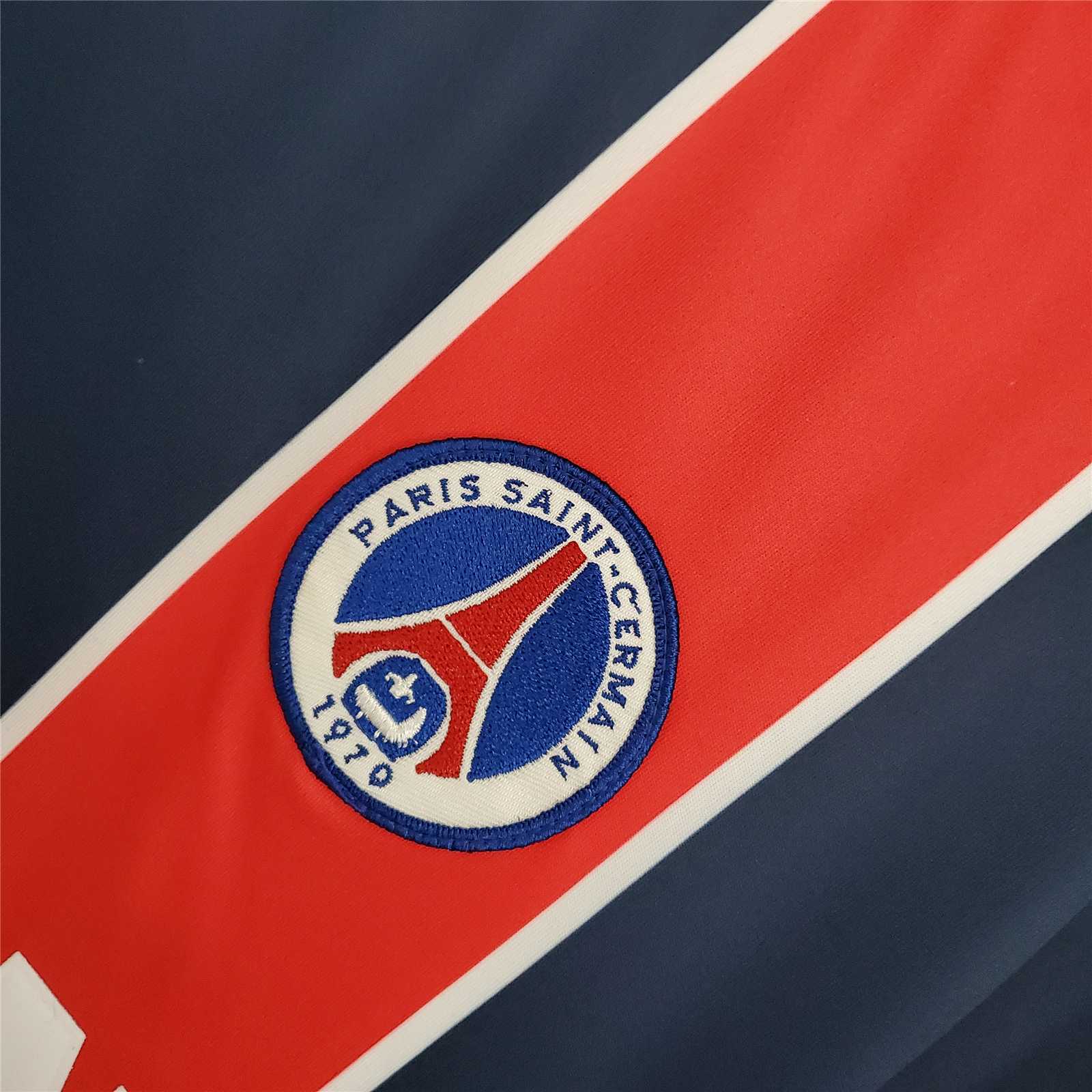 Dettaglio_maglia_PSG_2002_03_stemma_club_e_banda_verticale_rossa.jpg