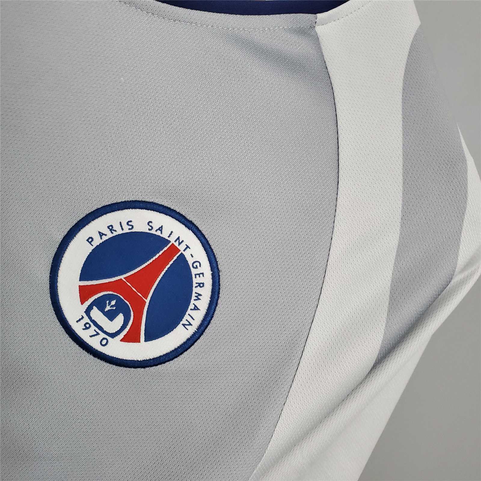Dettaglio_maglia_PSG_away_2001_02_stemma_club_su_tessuto_bianco_845de582-51b0-45b6-9d0a-9c0d04506836.jpg