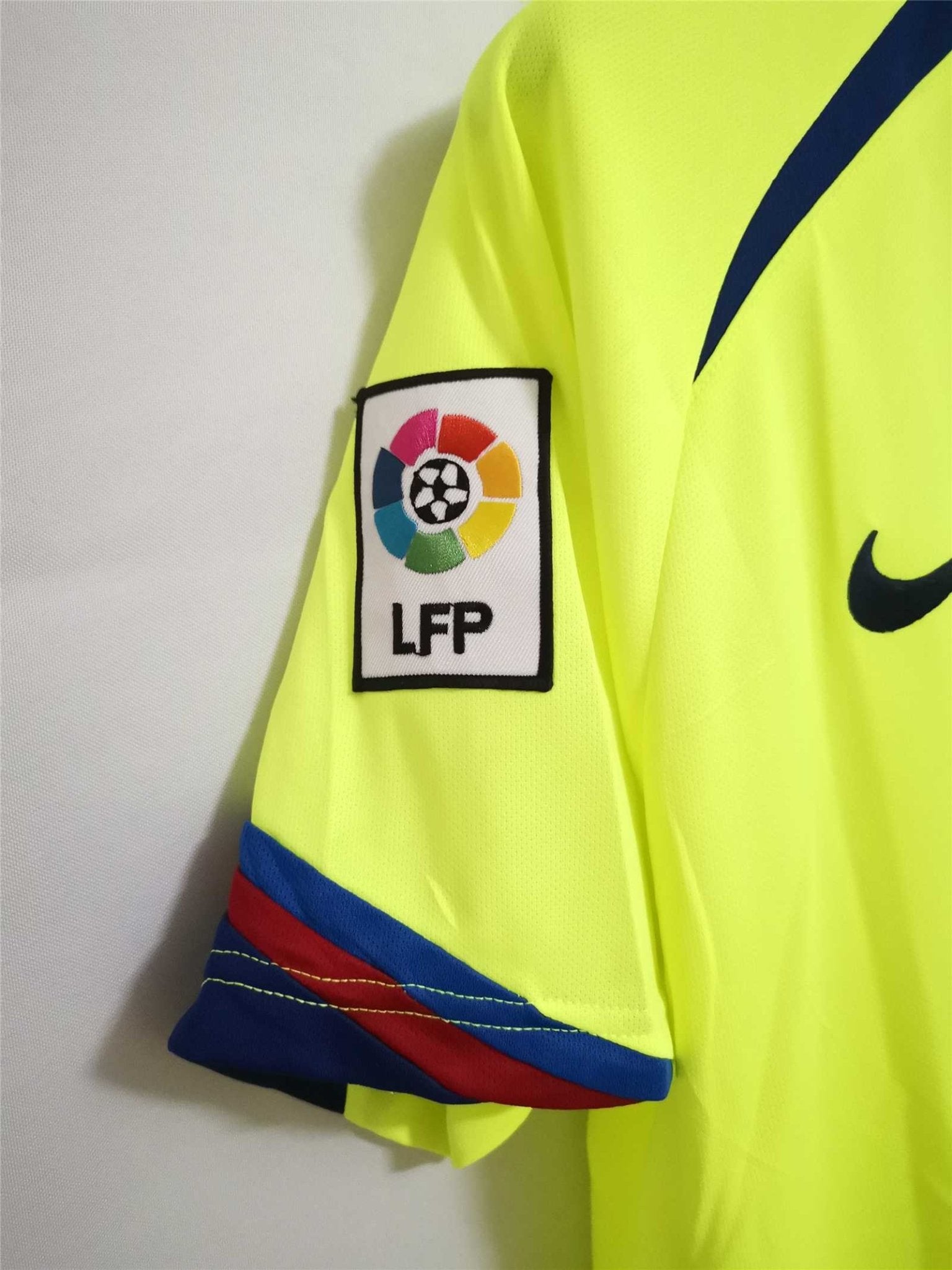 Dettaglio_manica_maglia_Barcellona_2005_06_away_con_logo_sponsor_e_patch_liga.jpg