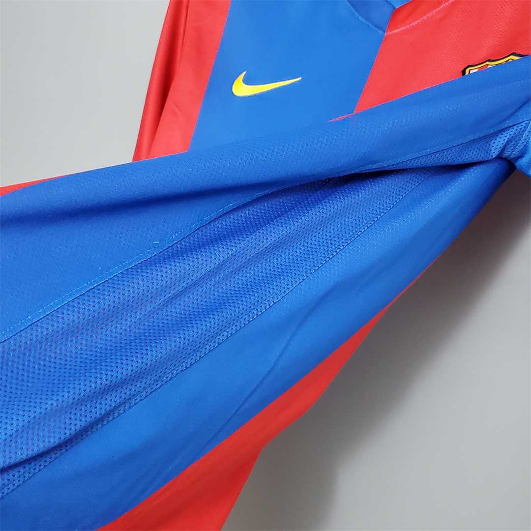 Dettaglio_manica_maglia_Barcellona_2006_07_con_logo_Nike_589cae1e-e20b-4926-ab0a-968290e6fe84.jpg