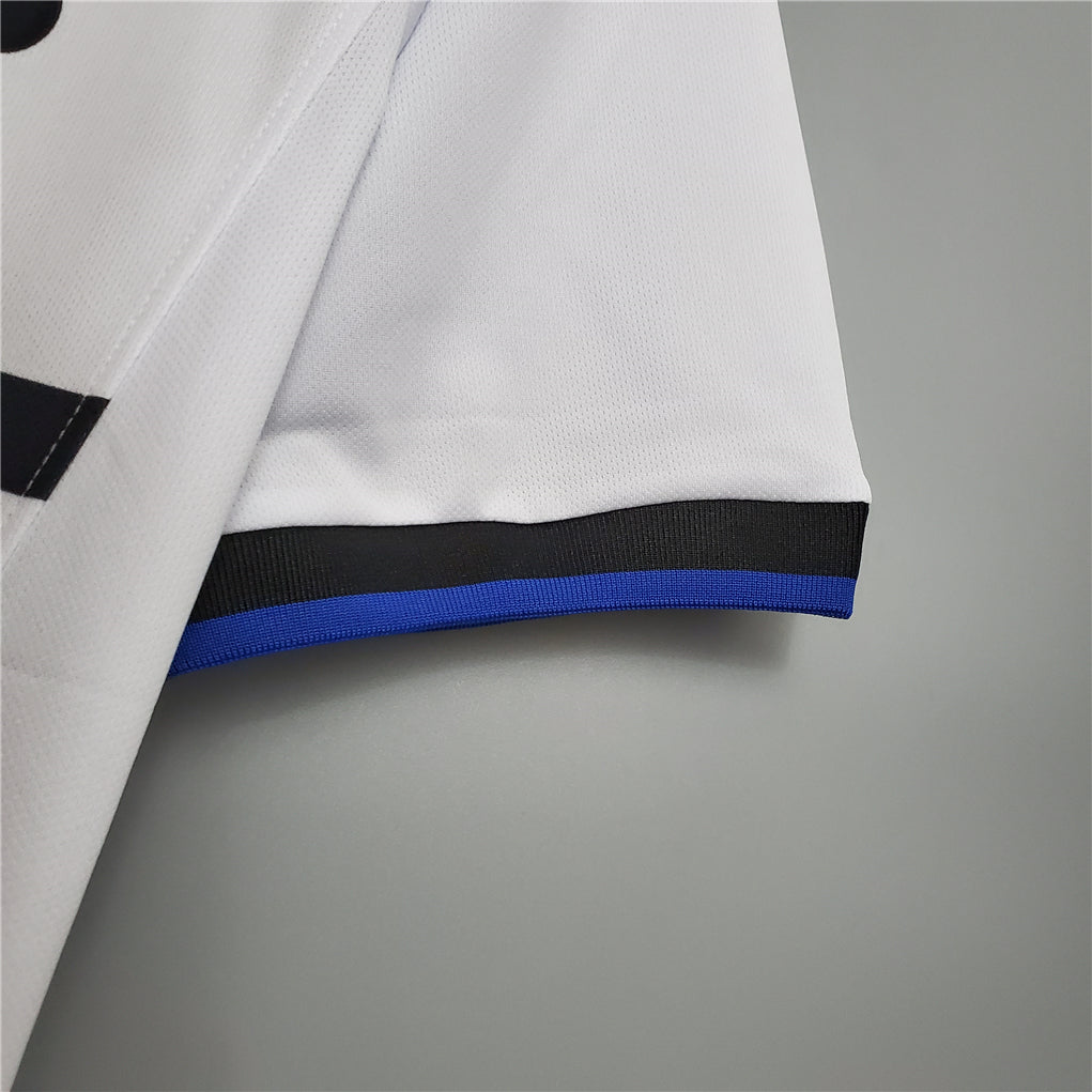 Dettaglio_manica_nerazzurro_su_maglia_da_trasferta_bianca_Inter_1998_99._1aca4bd2-a4bf-4456-a2b9-92f0365efbc7.jpg