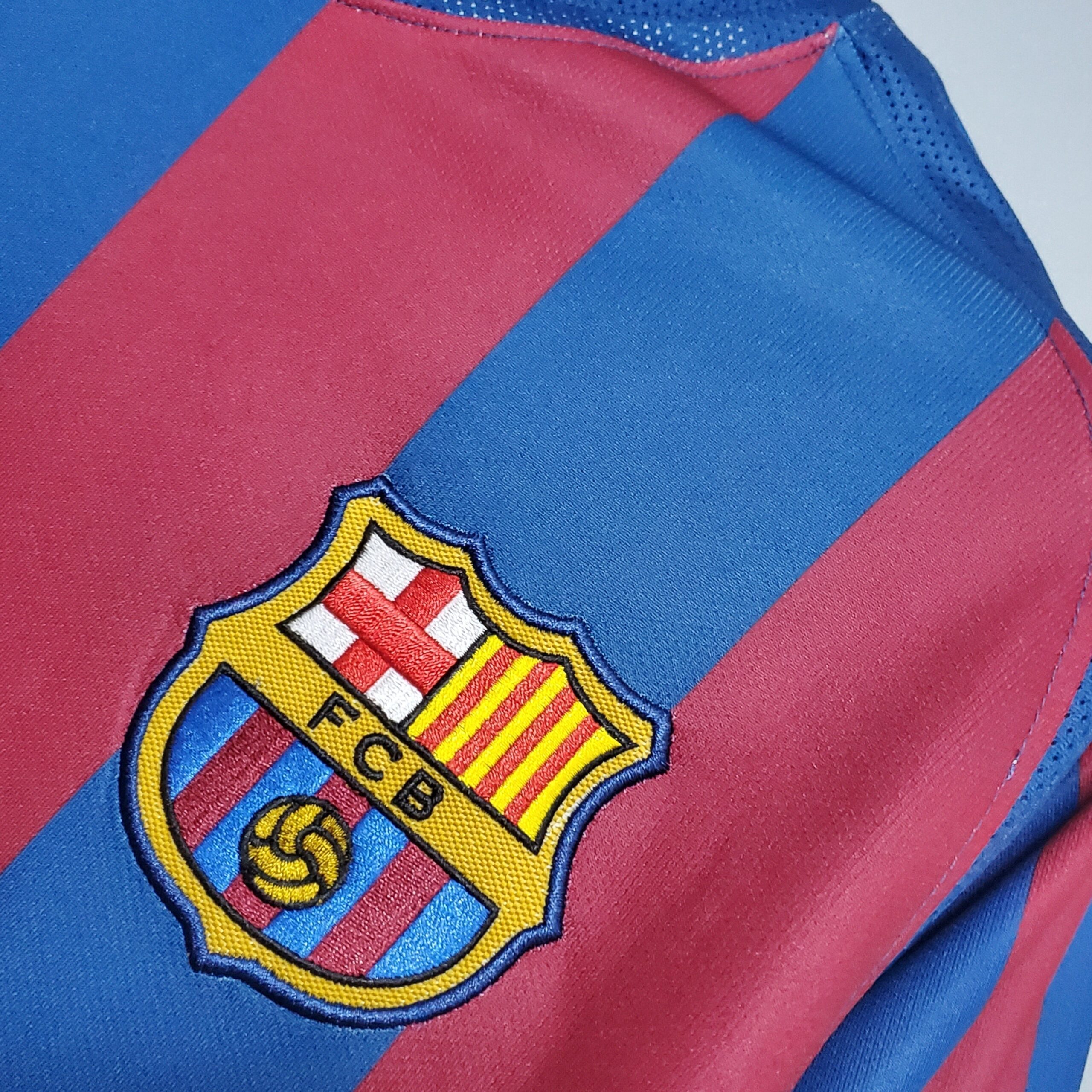 Dettaglio_stemma_Barcellona_su_maglia_Home_2005_06_blaugrana_f0133c54-fcb7-49ab-a656-f4c413f19a94.jpg