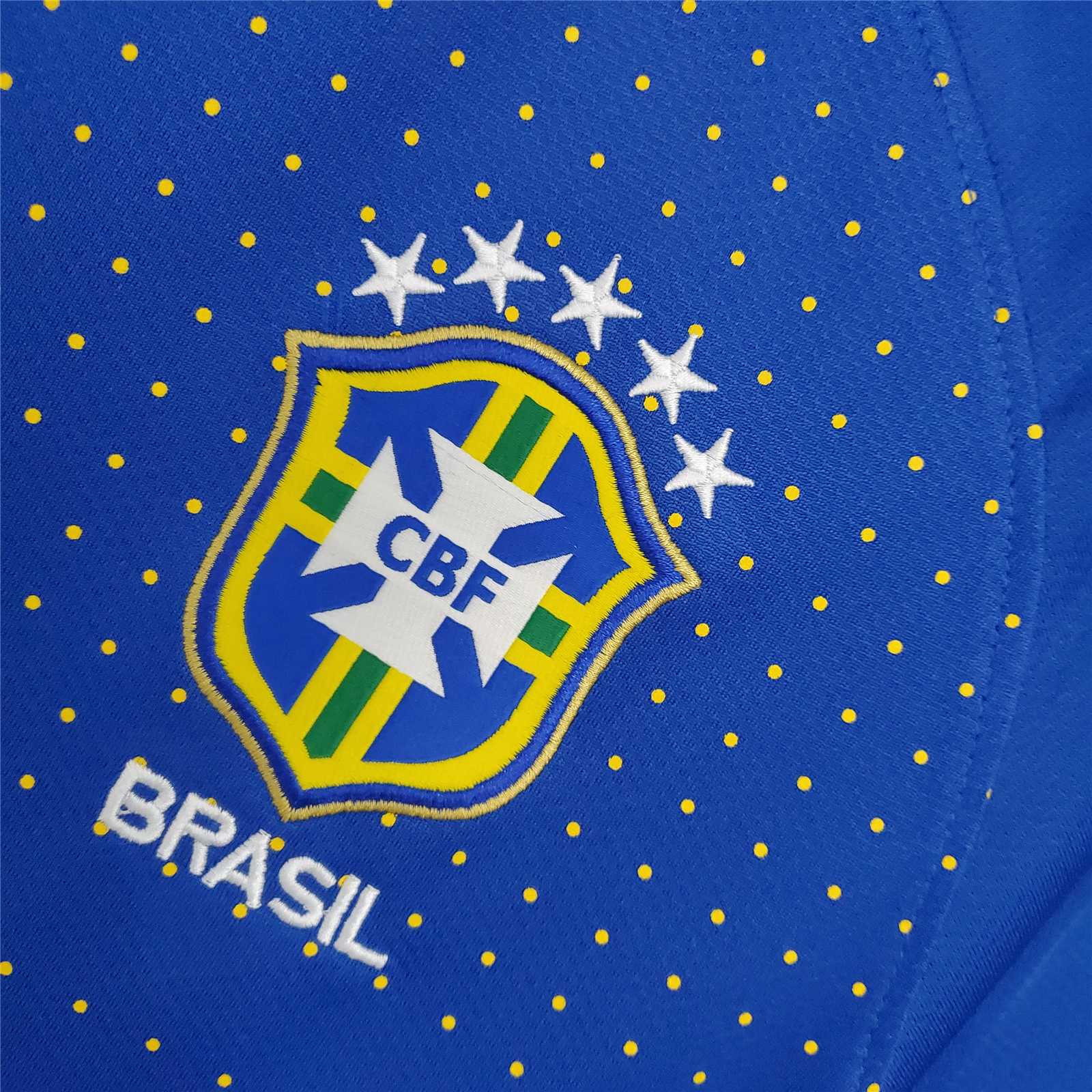 Dettaglio_stemma_Brasile_su_maglia_Away_2010_blu.jpg