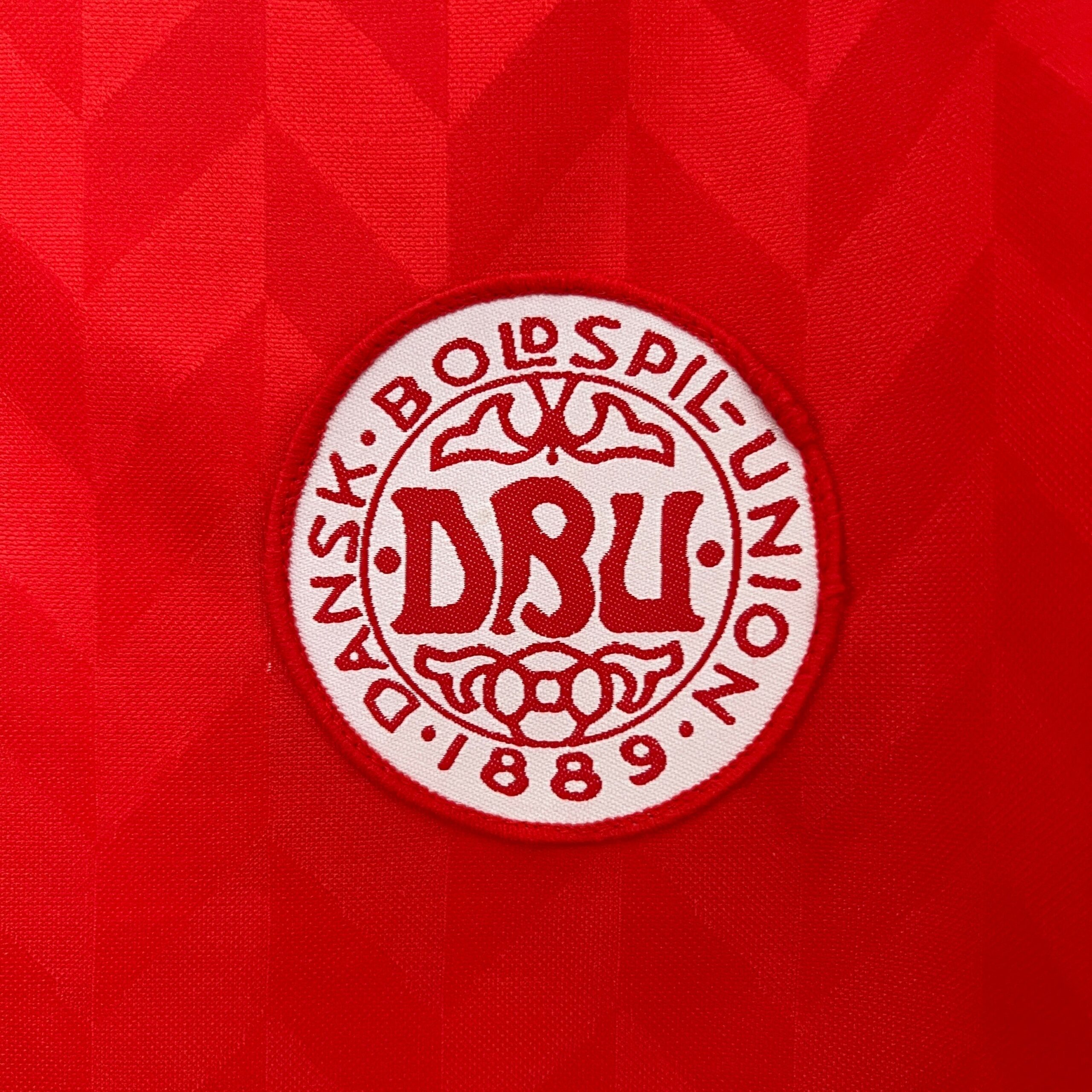 Dettaglio_stemma_Danimarca_DBU_su_maglia_home_1988_rosso_Humme.jpg