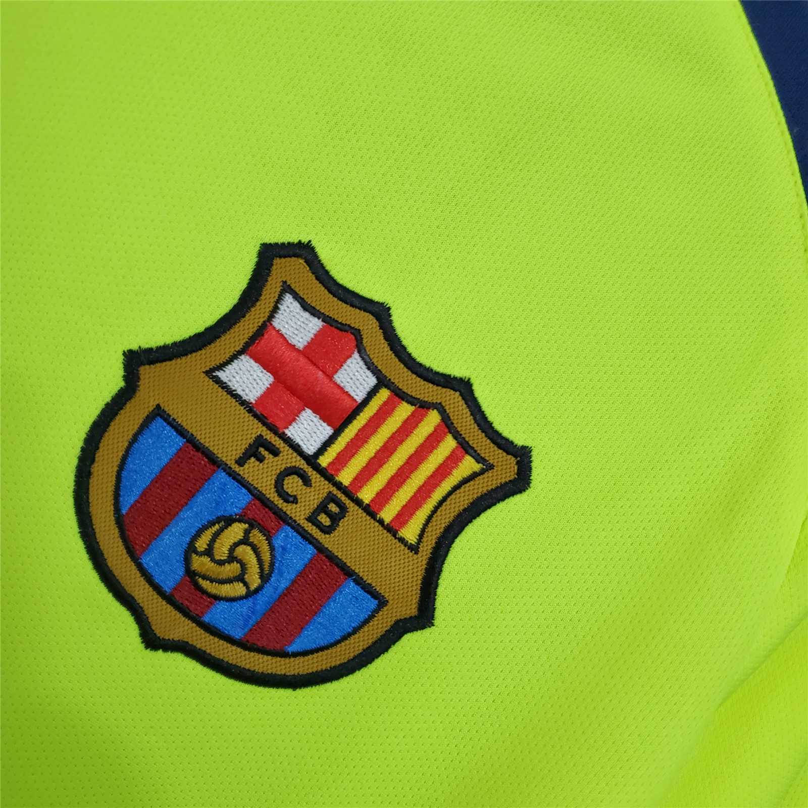 Dettaglio_stemma_FC_Barcelona_maglia_away_2005_06_giallo_fluo_60ade327-5633-4214-a892-22bf60121633.jpg