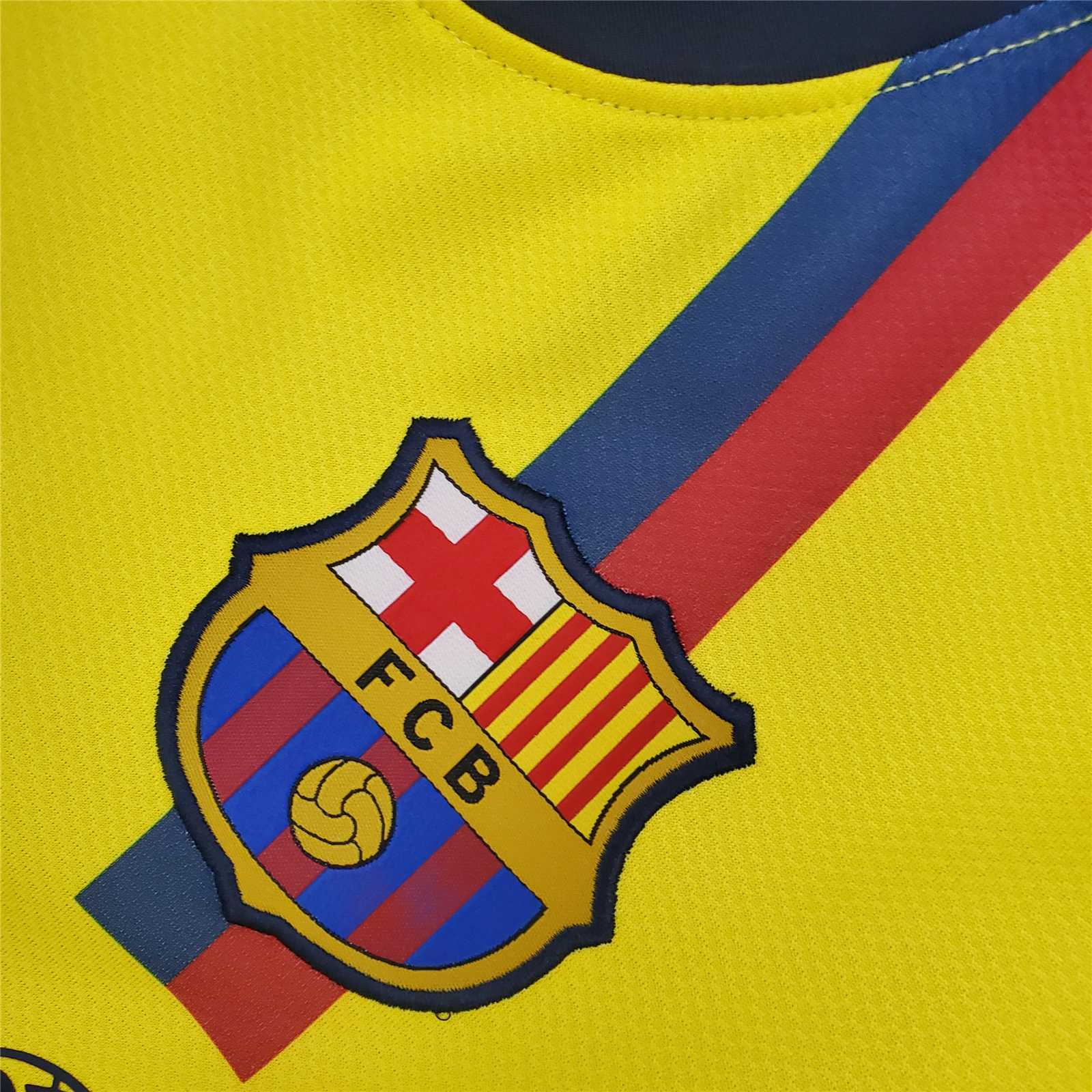 Dettaglio_stemma_FC_Barcelona_maglia_away_2008_09.jpg