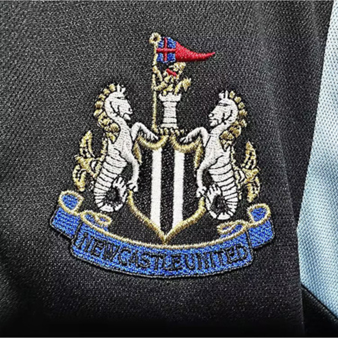 Dettaglio_stemma_Newcastle_United_ricamato_su_maglia.png