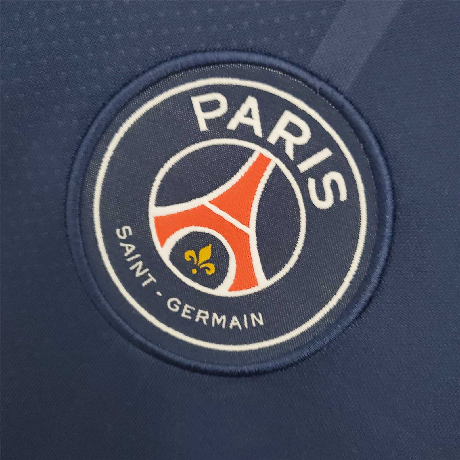 Dettaglio_stemma_Paris_Saint-Germain_maglia_home_2021_22.jpg