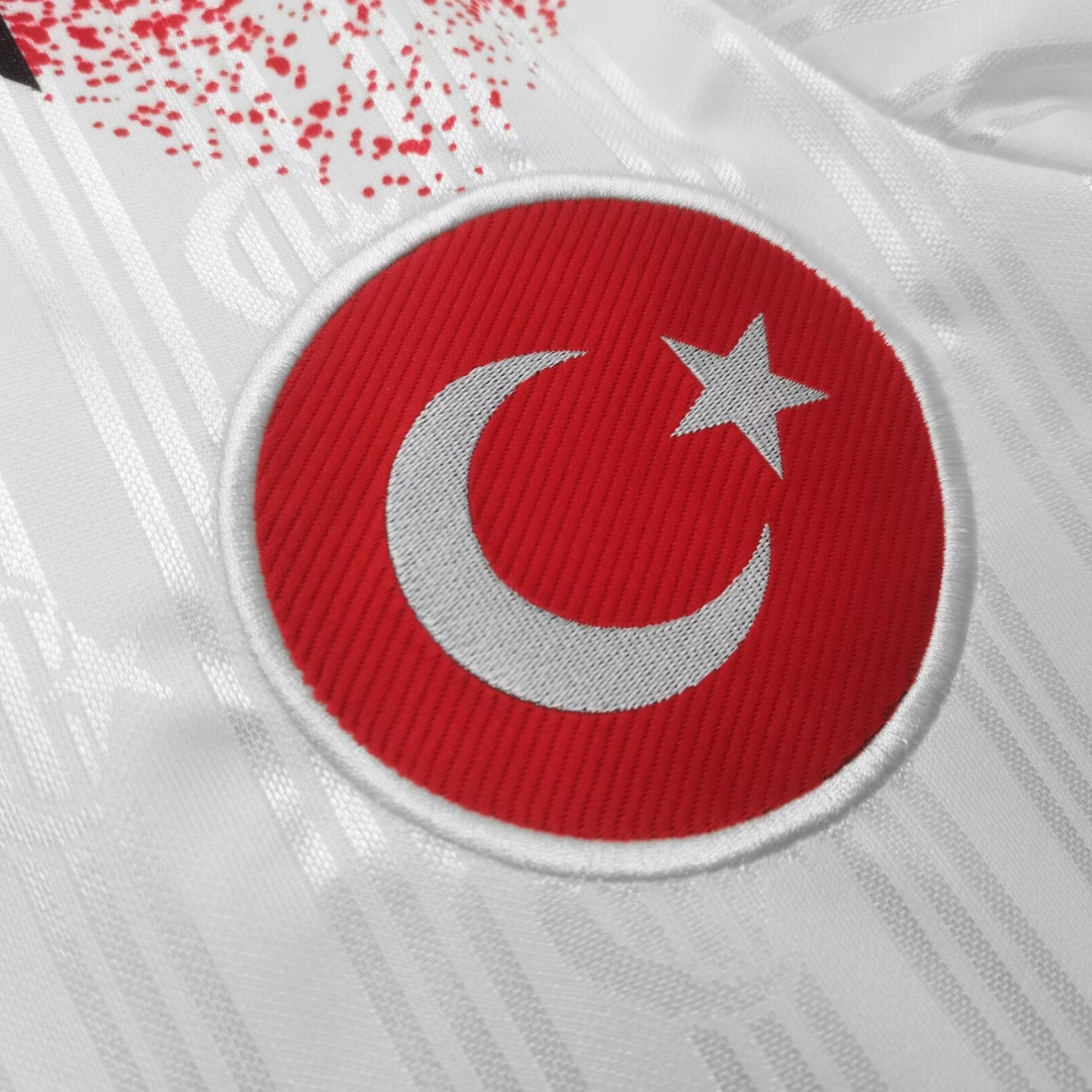 Dettaglio_stemma_mezzaluna_e_banda_bianca_su_maglia_Turchia_1990_away.png