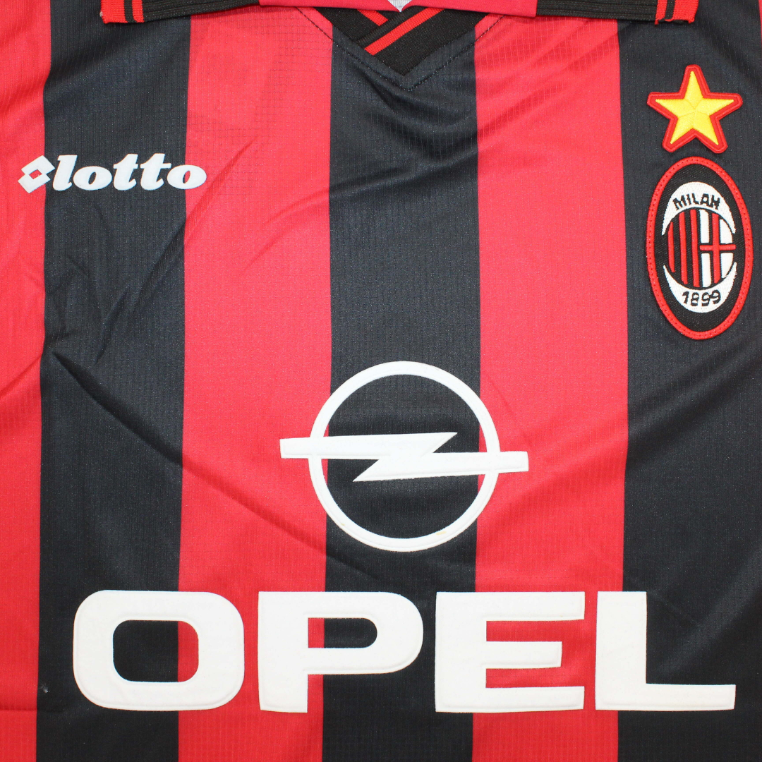Dettaglio_strisce_rossonere_maglia_Milan_anni_90_loghi.png