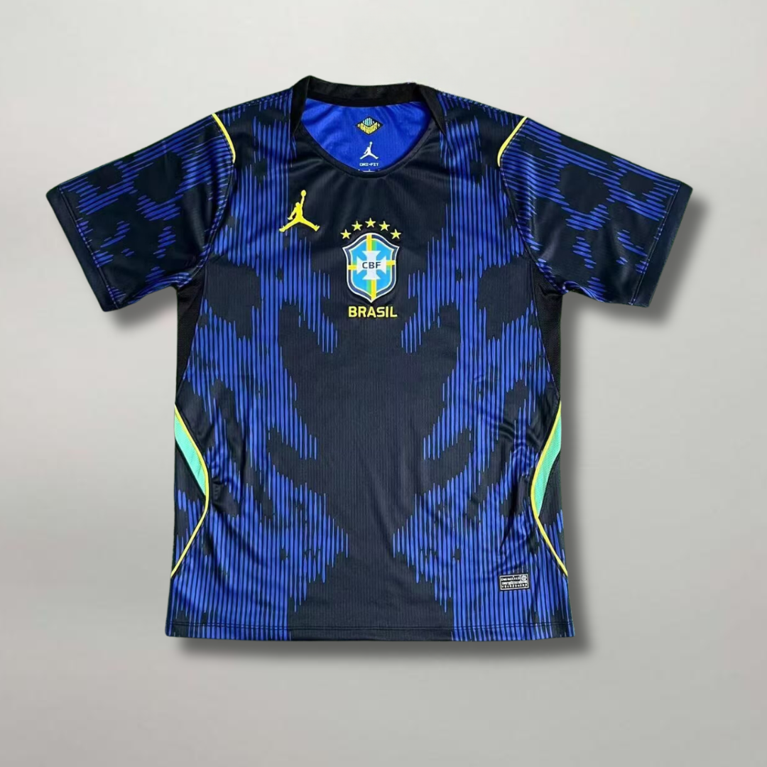 Fronte_della_maglia_away_Brasile_2026_blu_con_grafica_astratta_all-over_dettagli_verde_fluo_e_stemma_stellato_6b183bc5-844b-42d4-a092-a2ab8a11250f.png