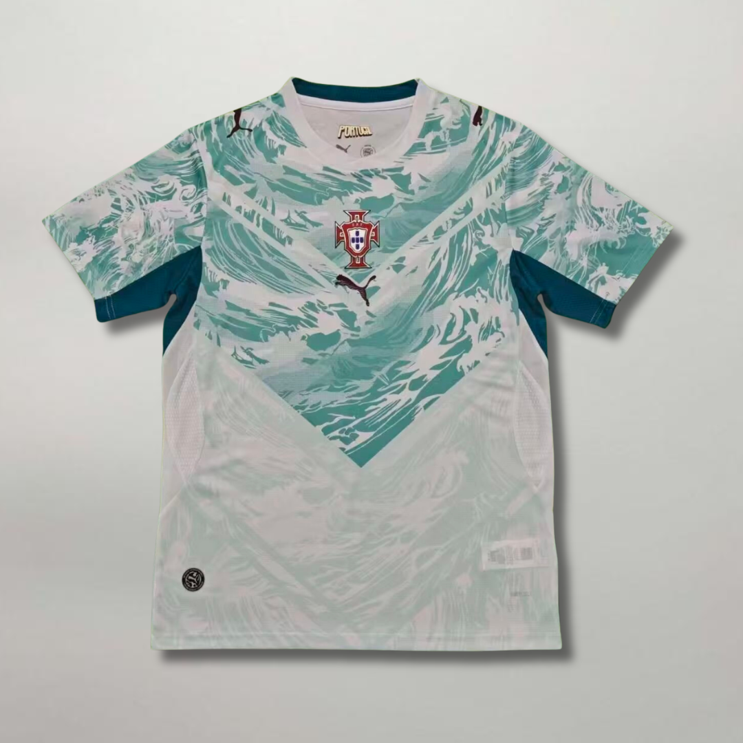 Fronte_della_maglia_away_del_Portogallo_2026_bianca_con_pattern_grafico_azzurro_ispirato_alle_azulejos_e_stemma_centrale.png