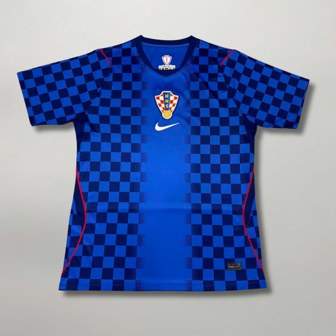 Fronte_della_maglia_away_della_Croazia_2026_blu_scuro_con_pattern_a_scacchiera_tono_su_tono_e_stemma_centrale.png